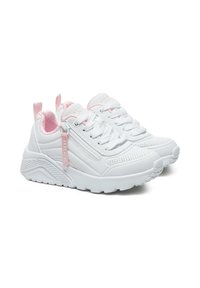 Zapatillas deportivas blancas con un acabado texturizado, acentos en rosa, suela gruesa y un diseño de cordones. Presenta un detalle de cremallera en el lateral.