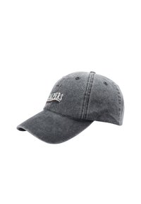 Gorra de béisbol gris hecha de tela, con visera curvada, detalles de costura y un logo bordado en la parte frontal.