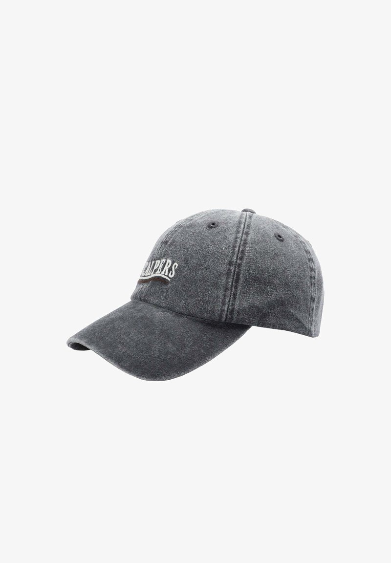 Gorra de béisbol gris hecha de tela, con visera curvada, detalles de costura y un logo bordado en la parte frontal.