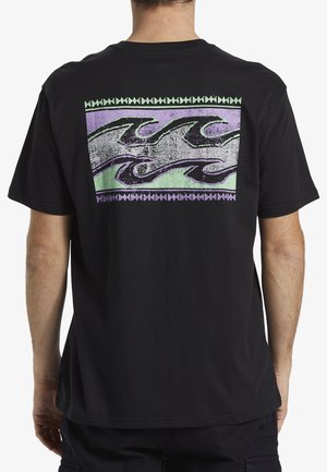T-shirt en coton noir avec un design graphique vibrant présentant des vagues violettes et vertes au centre, entourées d'une bordure géométrique.