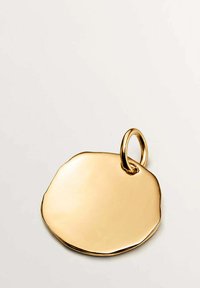 Colgante de metal dorado con una forma irregular y orgánica y una superficie lisa. Presenta un bucle de sujeción circular en la parte superior.