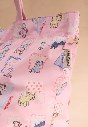 Rožinė rankinė su spalvingais animacinių šunų raštais, lopų dizainais ir užrašu „Cath Kidston London“ šone.