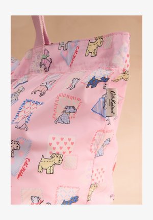 Różowa torba na ramię z kolorowymi wzorami kreskówkowych psów, naszywkami oraz metką "Cath Kidston London" po boku.