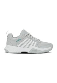 Γκρι και λευκό αθλητικό παπούτσι K-Swiss με κορδόνια μπροστά, πλέγματα και όνομα μάρκας στο πλάι και στη σόλα, εμφανίζεται σε λευκό φόντο.