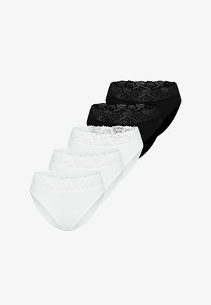 Fünf Damen-Baumwollslips mit Spitzenbesatz, drei weiße vorne und zwei schwarze hinten, in einer Kaskadenreihe auf weißem Hintergrund angeordnet.