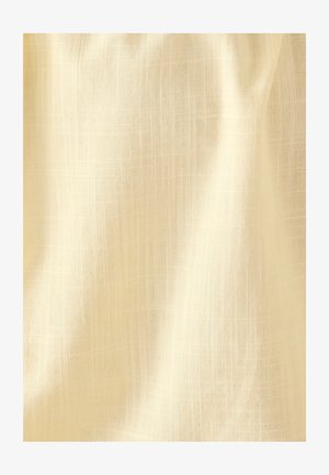 Beige linnen stof met een subtiele kruislingse textuur en zachte plooien.