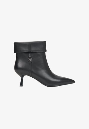 Botină neagră din piele, cu tiv răsucit, vârf ascuțit și tocul mic. Dispune de un accent de ton argintiu pe lateral. Textură netedă.