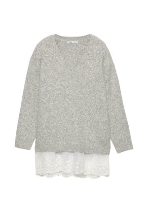 Sivi pleteni pulover s dugim rukavima i V-izrezom, složen preko bijele čipkaste obrube. Mekana tekstura i lagani kroj stvaraju slojeviti izgled.