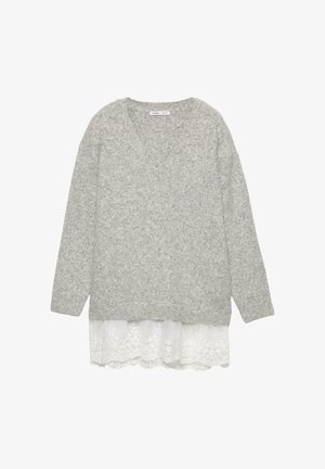 Szary sweter robiony na drutach z długimi rękawami i dekoltem w kształcie litery V, nałożony na biały koronkowy wykończenie. Miękka faktura i luźny krój, tworzący warstwowy wygląd.