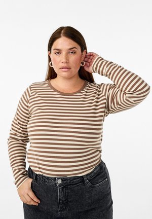 Langærmet, ribbet top med horisontale brune og creme striber, rund halsudskæring og tætsiddende stil, parret med mørke jeans.