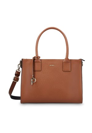 Braune Lederhandtasche mit strukturierter Oberfläche, doppelten Griffen, abnehmbarem Schulterriemen und kleinem goldfarbenem Logo-Anhänger vorne.