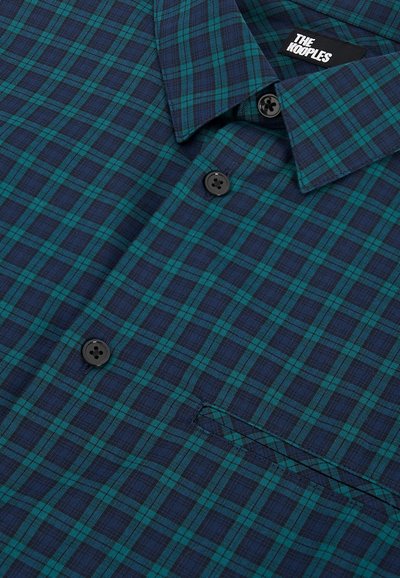 Camicia button-up con motivo a quadri blu navy e verde acqua, realizzata in cotone; include bottoni neri e un dettaglio con taschino sul petto.