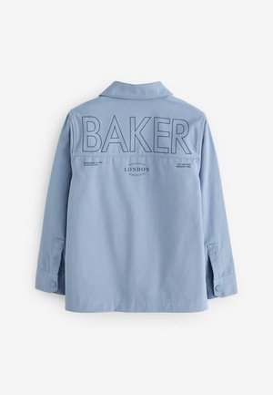 Svetlomodrá džínsová bunda s výrazným textom "BAKER" na chrbte, gombíkovými manžetami a ďalšími potlačenými detailmi pre značkovanie.