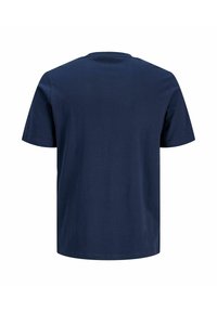 Camiseta de algodón azul marino de manga corta y cuello redondo, con una textura suave y sin patrones o gráficos visibles.
