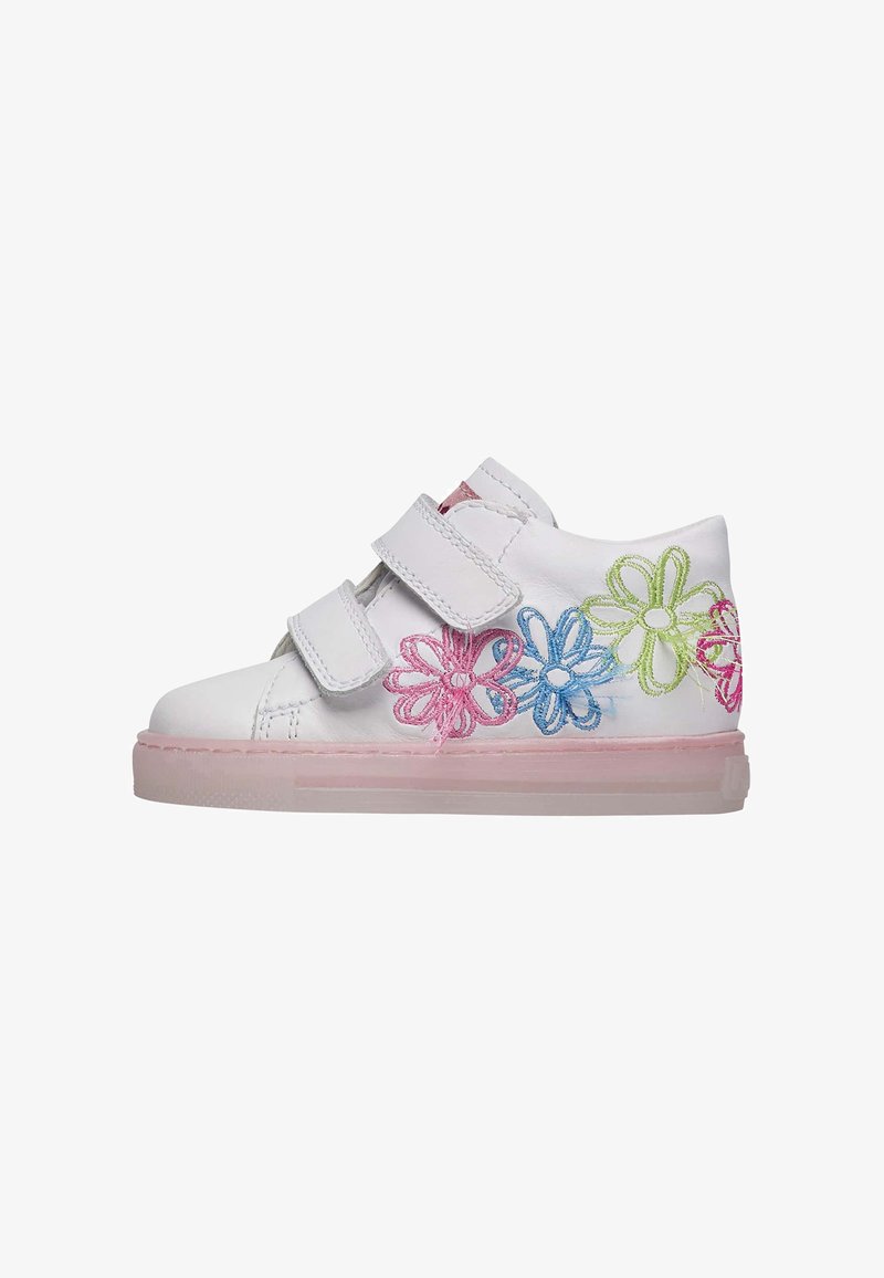 Baskets blanches avec double bande Velcro, ornées de fleurs multicolores brodées en rose, bleu et vert sur le côté, avec une semelle translucide rose.
