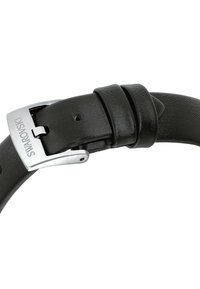 Correa de reloj de cuero negro con acabado texturizado, con una hebilla metálica plateada grabada con "SWAROVSKI". Bordes lisos y diseño flexible.