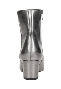 Metallic zilveren enkelboot met een blokhak, gestructureerd leer, zijrits en verticale stiksels. Afgeronde tekening.