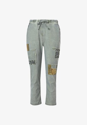 Helle graue Jeans mit elastischem Bund, ausgestattet mit mehreren strukturierten Patches in Gold, Leopardenmuster und weichen Stoffakzenten.