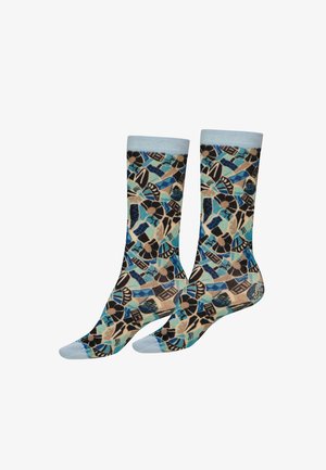 Gemusterte Socken in einer Mischung aus Blau, Schwarz und Beige, mit einem geometrischen und floralen Design. Hellblaue Bündchen und Zehenakzente.