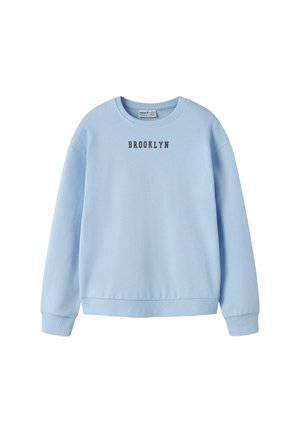 Sweat-shirt bleu clair à col rond avec manches longues et le mot "BROOKLYN" imprimé en noir sur la poitrine.