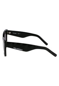 Czarne prostokątne okulary przeciwsłoneczne z wzorzystymi ramionami, z logo nadrukowanym na boku. Wykonane z plastiku z błyszczącym wykończeniem.