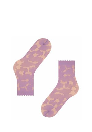 Para skarpetek do kostek z falistymi brzegami w lawendowym i beżowym wzorze abstrakcyjnego kamuflażu na białym tle.