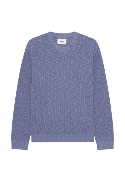 Pull en maille à manches longues et col rond, bleu pervenche chiné, avec poignets et ourlet côtelés, étiquette marquée NN. 07 à l'intérieur du col.