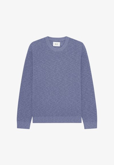 Pull en maille à manches longues et col rond, bleu pervenche chiné, avec poignets et ourlet côtelés, étiquette marquée NN. 07 à l'intérieur du col.