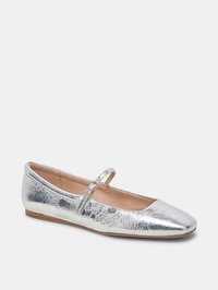 Ballerine metallizzate argento con punta arrotondata, accentuate da una singola fascia e superficie testurizzata. Suola piatta e design minimalista.