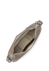 Borsa in camoscio grigio chiaro con chiusura a zip. Interno con fodera liscia beige e una tasca. Dettagli in metallo attorno alla cerniera.