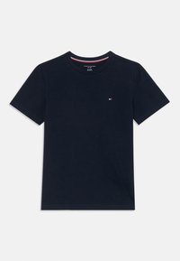 T-shirt en coton bleu marine avec des manches courtes, col rond et petit logo sur la poitrine. Texture lisse et coupe classique.