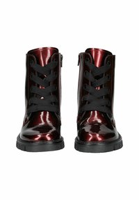 Bottines en cuir verni rouge avec des lacets noirs et une fermeture éclair, dotées d'une semelle épaisse noire et d'une finition brillante.