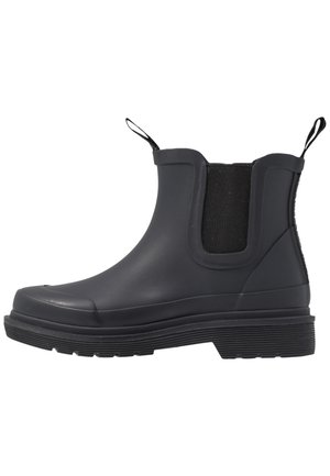 Zwarte rubberen Chelsea-boots met elastische zijpanelen, trekriemen en een gestructureerde, geribbelde zool voor grip. Gladde afwerking met minimale details.