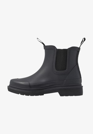 Zwarte rubberen Chelsea-boots met elastische zijpanelen, trekriemen en een gestructureerde, geribbelde zool voor grip. Gladde afwerking met minimale details.