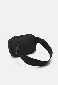 Borsa a vita nera compatta con cintura regolabile e fibbia in plastica su uno sfondo bianco.