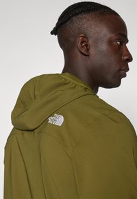 The North Face NIMBLE HOODIE - Chaqueta softshell - forest olive