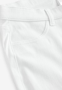 Witte spijkershorts met een gladde textuur, riemlussen en een enkele voorkant zak met stiksels. Een klassiek, veelzijdig ontwerp.