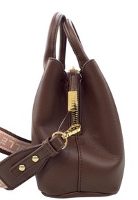 Borsa a tracolla in pelle marrone con manici doppi, zip dorata e tracolla staccabile caratterizzata da dettagli in metallo dorato e tessuto.