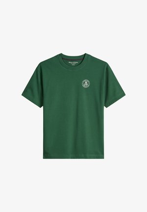 T-shirt vert à manches courtes et col rond avec un petit logo circulaire blanc Marc O'Polo sur la poitrine gauche.