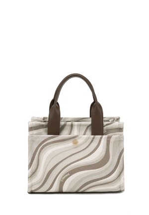 Beige en taupekleurige golvend patroon tote tas met dubbele donkerbruine handgrepen en een gouden knoopdetail aan de voorkant.