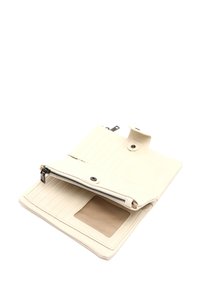 Krémová kožená taštička, zipové uzavření, patentní knoflík, vnitřní slot na karty, prošívaná textura a plochý design.