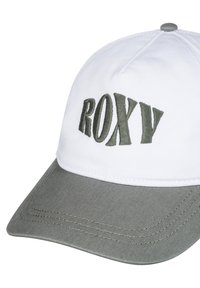 Gorra de béisbol de algodón blanco con visera gris. Presenta el texto bordado en verde "ROXY" en el panel frontal. Costura detallada en el borde de la visera.