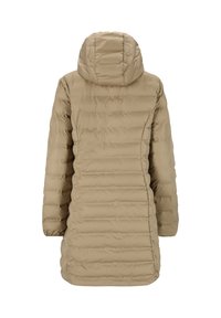Lang beige polstret vinterfrakke med hætte, quiltet design og lange ærmer, vist fra ryggen.
