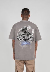 MJ Gonzales - HIGHER THAN HEAVEN V.2 ACID WASHED HEAVY OVER - T-shirt print - asphalt Miniatuurafbeelding 1