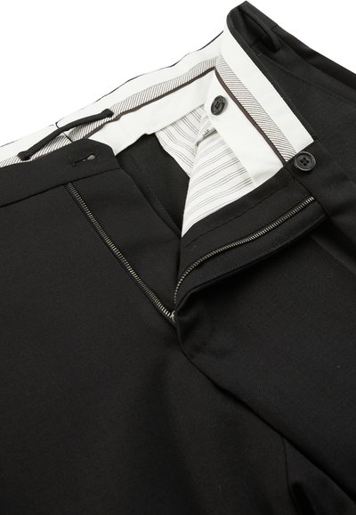 Schwarze maßgeschneiderte Hose mit Reißverschluss und Knopfverschluss. Innen ist sie mit weißem Stoff mit feinen grauen Streifen und einem kontrastierenden Kragen ausgestattet.