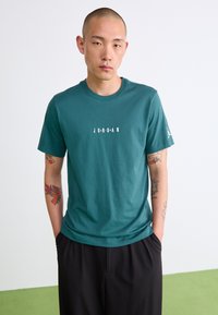 Jordan AIR CREW - Nyomott mintás póló - oxidized green