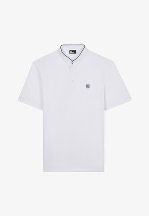 Bílá polo košile s výstavním límečkem, která má námořnický akcent podél límce a malou vyšitou nášivku na levém hrudníku.