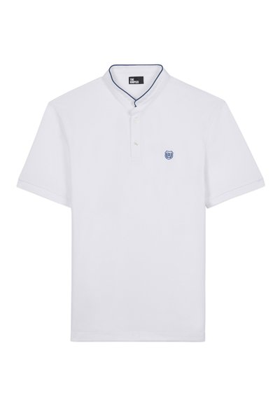Fehér polo ing, álló gallérral, amelynek szélén sötétkék részlet található, és a bal mellrészen egy kis hímzett logó.