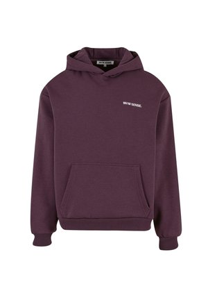 Pruun kapuutsiga särk pehmest kangast, millel on esikott, soonikkoes varrukad ja valge logo rinnal. Klassikaline üle pea tõmmatav disain.