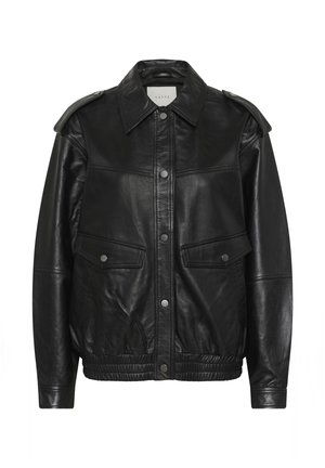 Geacă neagră din piele cu nasturi tip capse în față, buzunare cu clapa, epoleți pe umeri și talie elastică, etichetă "Kaffe" în interiorul gulerului.